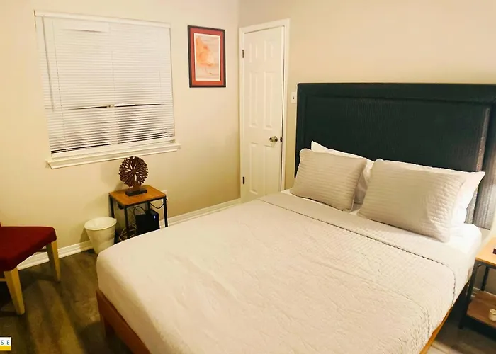 Holiday home Elegant 4 Bedroom With 6 Beds Sleeps 12 *